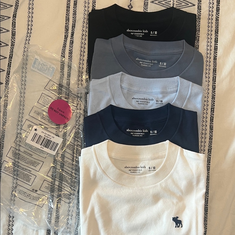 NEW multipack Abercrombie Boys size 9/10 A&F Essentials Classic Fit T-shirt
